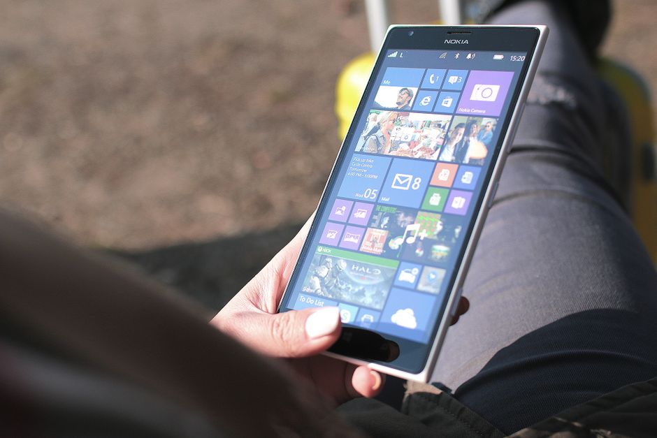 Un smartphone Nokia affichant l'écran d'accueil avec des applications et des photos.