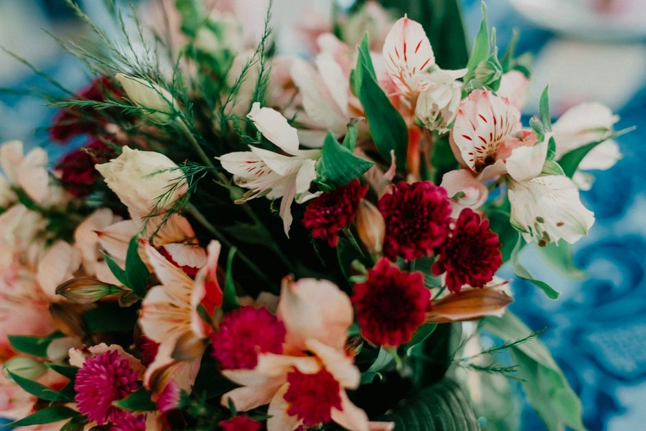 Bouquet de fleurs colorées avec des alstroemerias et des œillets, idéal pour un centre de table élégant.