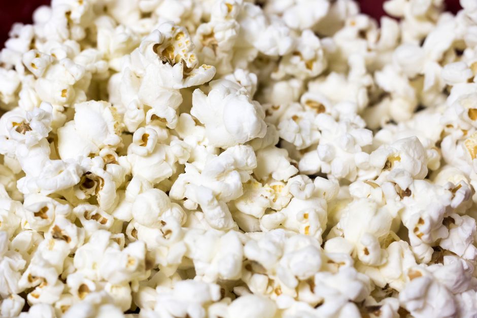 Un tas de popcorns soufflés, parfaits pour une soirée cinéma maison conviviale.