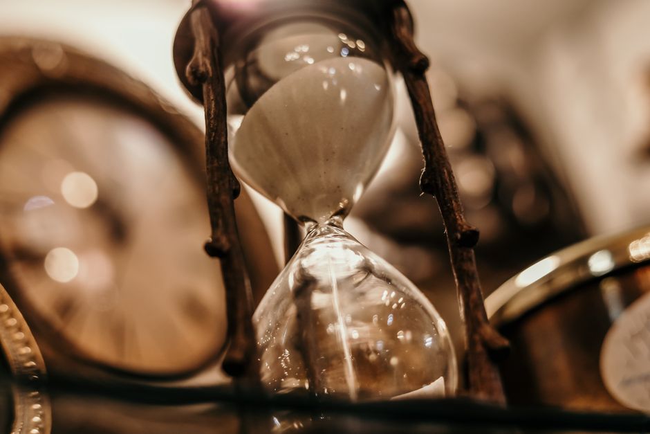 Sablier en verre avec cadre en bois, symbole du temps qui passe, idéal pour un cadeau de dernière minute.