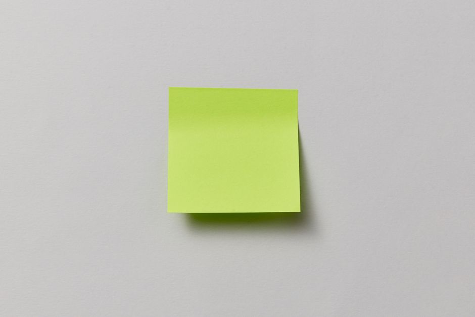 Note autocollante jaune vif sur fond gris, idéale pour cacher des mots doux en surprise.